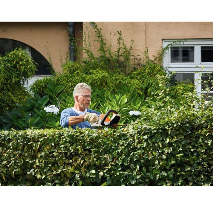 Stihl-Aku-Trimer-za-Zivu-Ogradu-HSA-45-u-upotrebi.jpg
